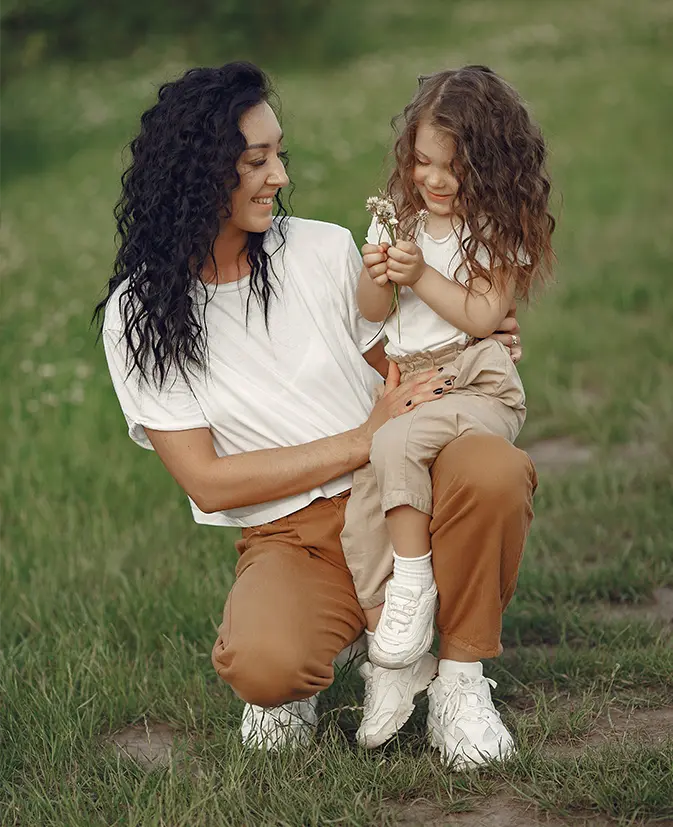 Mãe e filha em um momento de cuidado e afeto, representando o propósito da revista